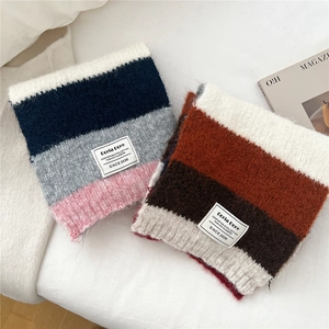 Écharpe en maille rayée avec blocs de couleurs, texture douce et détail d'étiquette