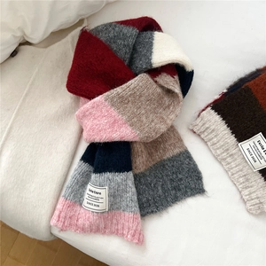 Écharpe en maille rayée avec pompons en bordeaux, bleu marine et gris pour l'hiver