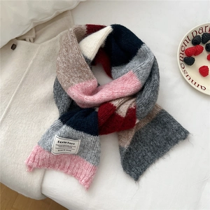 Gros plan d'une écharpe en maille rayée colorée avec texture mohair et étiquette de marque