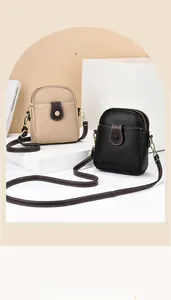 Détail de mini sacs à bandoulière en texture litchi, couleurs noir et beige