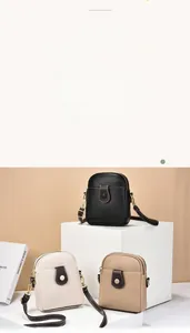 Vue détaillée de trois mini sacs à bandoulière en noir, beige et kaki à texture grainée