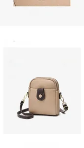 Détail du mini sac bandoulière en cuir PU grainé avec sangle marron contrastée