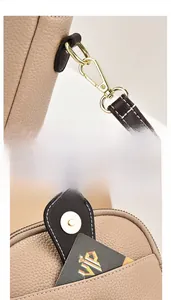 Détail du mini sac en cuir beige avec boucle dorée et design de la poche frontale