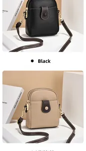 Vue détaillée des sacs bandoulière en cuir grainé noir et beige avec ferrures dorées