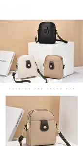 Détail de mini sacs de téléphone pour femmes en noir, beige et marron en similicuir grainé