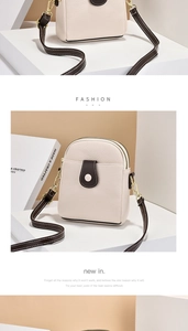 Détail du sac de téléphone en cuir grainé crème avec bandoulière marron et bouton doré
