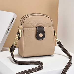 Petit sac bandoulière en cuir grainé beige et marron avec des accents dorés