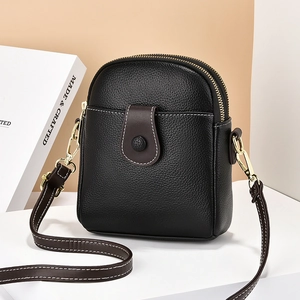 Sac bandoulière en cuir noir et marron chic avec fermetures éclair dorées et couches