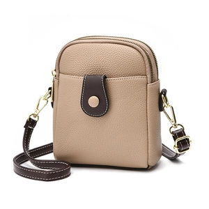Sac bandoulière chic pour femme en cuir grainé beige avec bordure brune et détails dorés