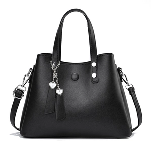 Sac à main chic en cuir noir avec breloque cœur en métal et bandoulière réglable