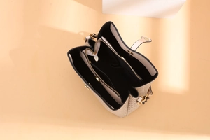 Détails du sac seau beige avec compartiments intérieurs et bandoulière chaîne