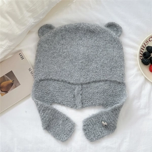 Détail du bonnet en tricot gris à oreilles d'ours avec boucle coeur en argent poli