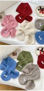 Details warmer Strick-Kreuzschals in verschiedenen Farben für den Winterschutz