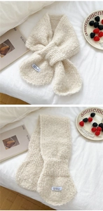 Nahaufnahme eines weichen beigen Strickschals mit Plüschstruktur und gewebtem Etikett
