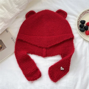 Détail du bonnet rouge à oreilles d'ours avec badge coeur et texture en mohair doux