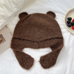 Détail du bonnet d'ours tricoté marron foncé avec oreilles en maille épaisse et douce