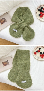 Detailaufnahme des moosgrünen Strickschals mit Schlaufenstruktur und gewebtem Etikett