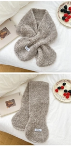 Nahaufnahme des khakifarbenen Strickschals mit weicher Textur und modischem Etikett