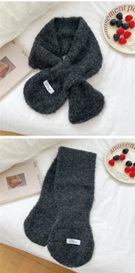 Details von dunkelgrauem Bouclé-Strick mit einem minimalistischen weißen Etikett