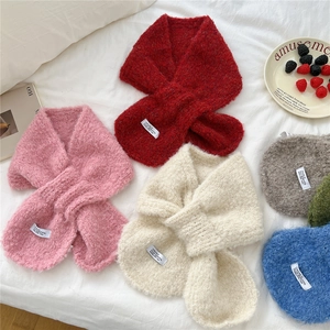 Schicker Strickschal in verschiedenen Farben auf gemütlichem Heimhintergrund
