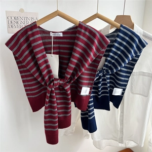 Châle en maille rayée pour femme sur chemise blanche en bordeaux et bleu marine