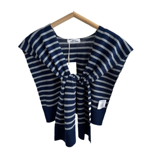 Châle en tricot à rayures bleu marine et gris, accessoire élégant avec nœud sur un cintre