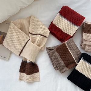 Striped two-tone knitted scarf with thick ribbed texture in various warm colors