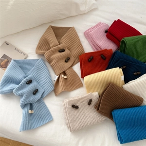 Collection d'écharpes en tricot avec boutons en bois en plusieurs couleurs pour l'hiver