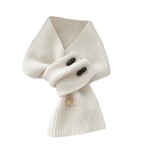 Écharpe en laine beige avec boutons et étiquette 100 pour cent laine sur fond blanc