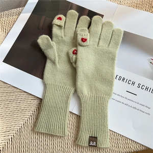 Guanti in maglia verde salvia con ricamo a cuore e punte delle dita convertibili