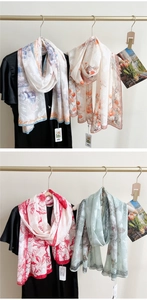 Détails de foulards en soie imprimés montrant divers motifs floraux et une texture légère