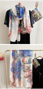 Détail d'un foulard en soie avec paysage à l'encre chinoise et motif floral