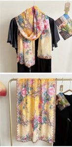 Détail d'une écharpe en soie jaune avec pivoines roses et bordure imprimée élégante