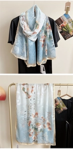 Détail d'une écharpe bleue à imprimé pivoines et calligraphie chinoise élégante