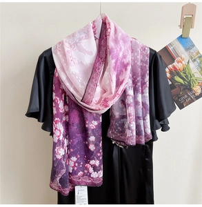 Vue détaillée du foulard léger en soie avec dégradé violet et imprimé floral de cerisier