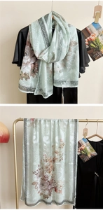 Détail d'une écharpe vert clair aux fleurs violettes et bordures vintage géométriques