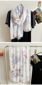 Détails d'un foulard en soie léger imprimé avec d'élégants motifs de fleurs et de cerfs