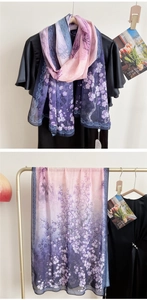 Gros plan détaillé du foulard en soie aux motifs de fleurs de cerisier et dégradé