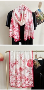 Détail de l'imprimé floral dragon rouge sur une longue écharpe blanc cassé avec ourlet