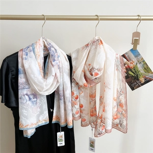 Écharpe légère en mousseline avec imprimés floraux lavande et orange pour femmes