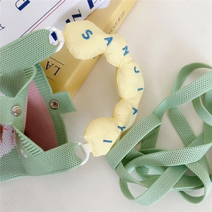 Mini sac à main tricoté vert menthe avec anse souple jaune et détails roses doux
