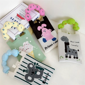 Mini sacs tricotés avec poignées à bulles colorées et motifs d'animaux mignons sur fond blanc