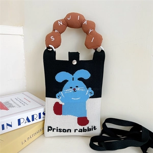 Détail du mini sac tricoté avec motif lapin et poignée marron rembourrée de style bulle
