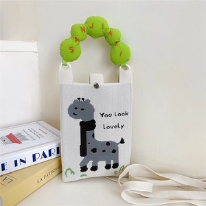 Détail du mini sac tricoté avec motif girafe et poignée rembourrée vert vif