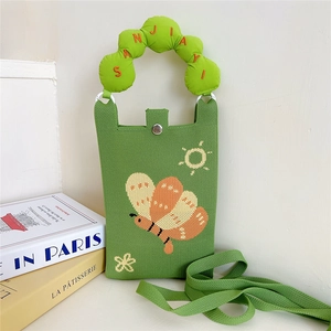 Détail de la pochette téléphone en tricot vert avec poignée nuage et broderie florale