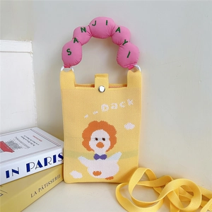Détail du sac de téléphone en tricot jaune avec canard mignon et poignée nuage rose