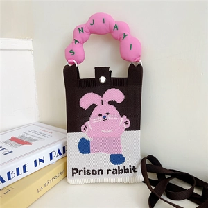 Détail du mini sac tricoté bandoulière avec poignée nuage rose et motif lapin mignon