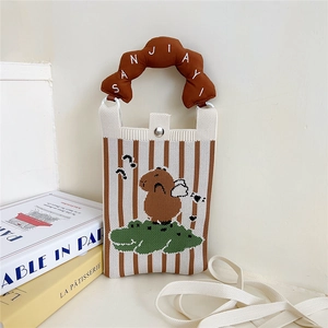 Détail d'un mini sac en tricot avec motif animalier et une poignée de transport