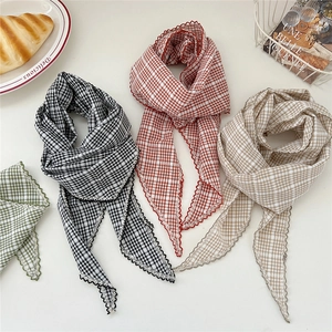 Lot de quatre bandanas à carreaux en coton et lin avec élégants bords dentelés