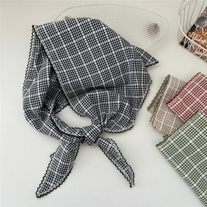 Foulard triangle en coton et lin à carreaux avec bordure en dentelle festonnée